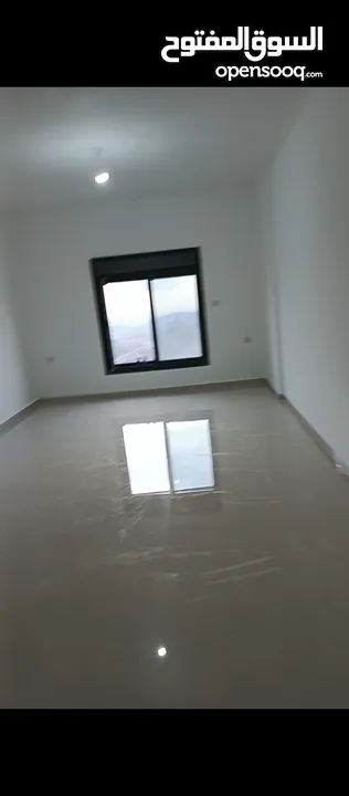 شقة للبيع تتكون من ثلاث غرف اوساع وثلاث برندات وثلاث حمامات وعمراة تتكون من اربع طبقات وكل طبقة شقتي