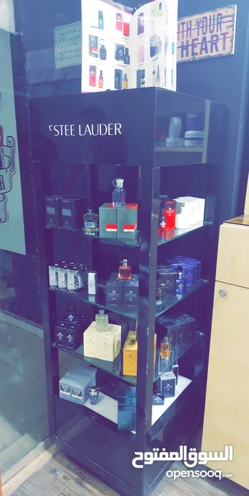 بوث عطور ومكياج