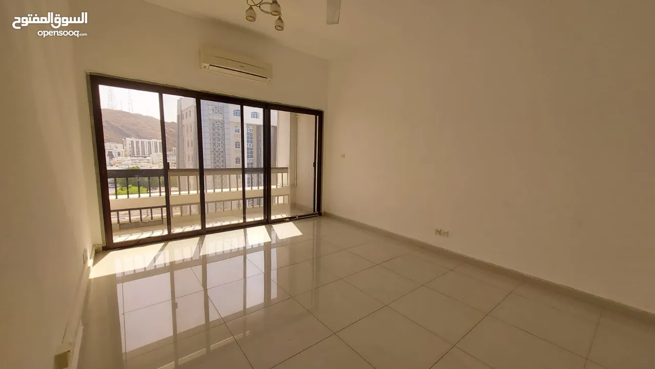 3 Bedrooms Apartment for Rent in Ruwi REF:1205R