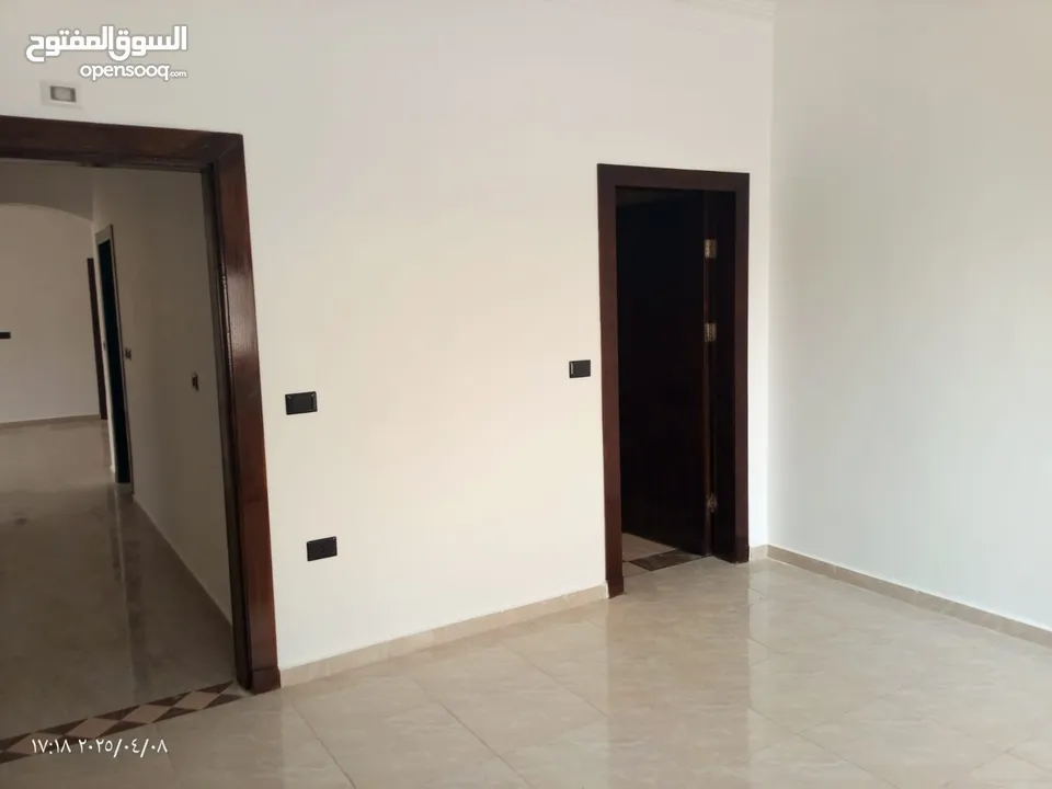 شقة طابق ثاني للبيع في الزرقاء الجديدة بالقرب من مسجد بادي بتشطيبات سوبر