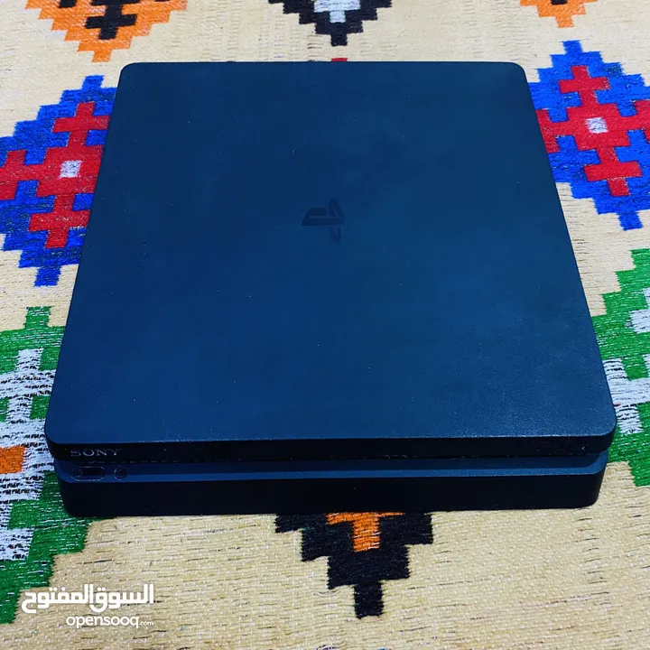 PS4 slim 500g مستعمل نضيف دبل جويستك تجاري مع قرص قراند 5 وردد ردمشن 2 السعر بي مجال