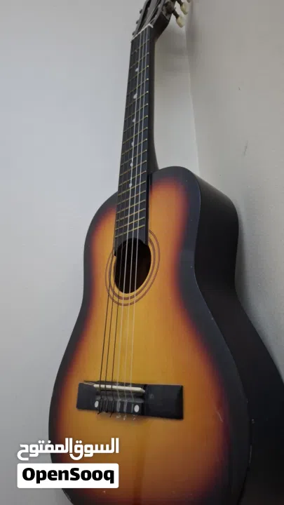 جيتار للتدريب حجمه متوسط مستعمل ماركة Dania كلاسيك للمبدتدئين
