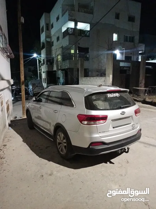 جيب كيا سورينتو 2016 باللون السكني