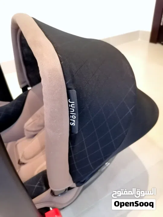 كرسي سيارة للأطفال من شركة juniors