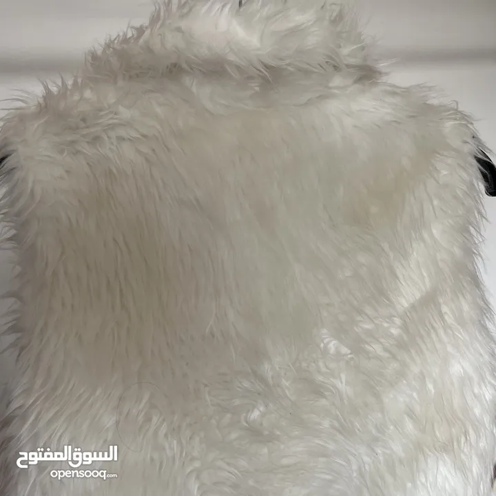 جاكيت فيست فرو اوف وايت. تركي ثقيل وجودة عالية جدا. يلبس تحته بلوزة او قميص. سعره 10 شيكل بدل 80