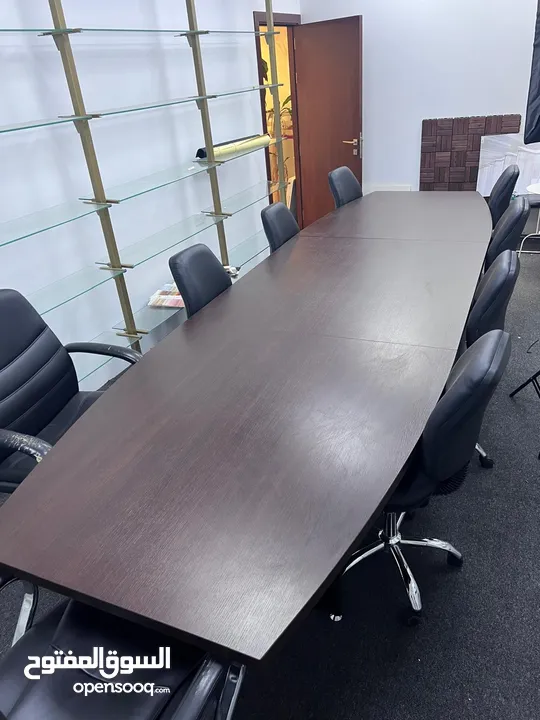 طاولة اجتماعات لم تستخدم للبيع