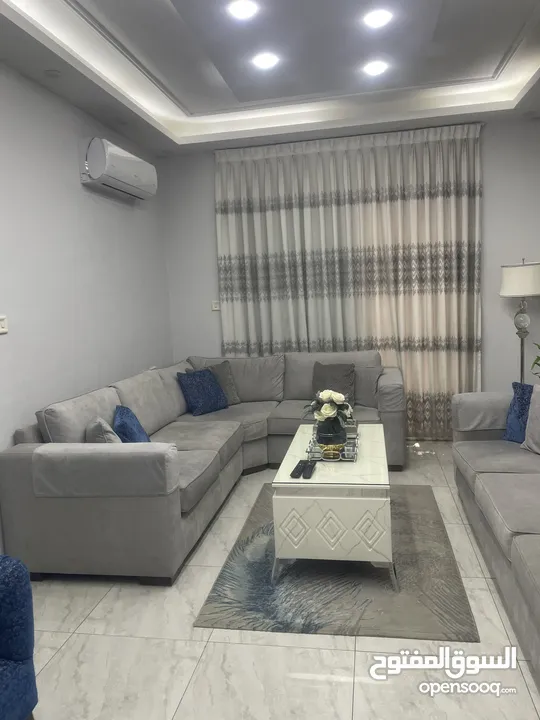 للبيع طقم كنب غرفة معيشة بحالة ممتازة
