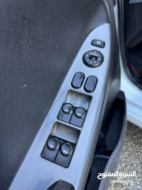 هونداي اكسنت 2015 محرك 1600 ديزل لون ابيض فرش جلد تشغيل بصمه حساسات خلفيه كاميرا خلفيه ترخيص وتامين