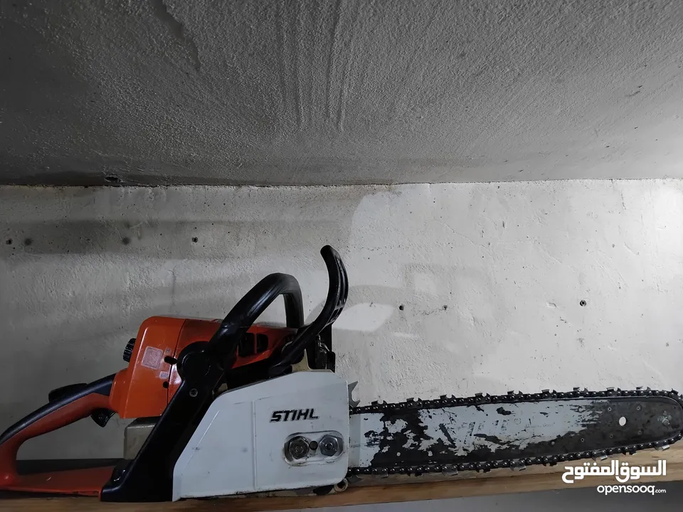 منشار بنزين ماركة STIHL