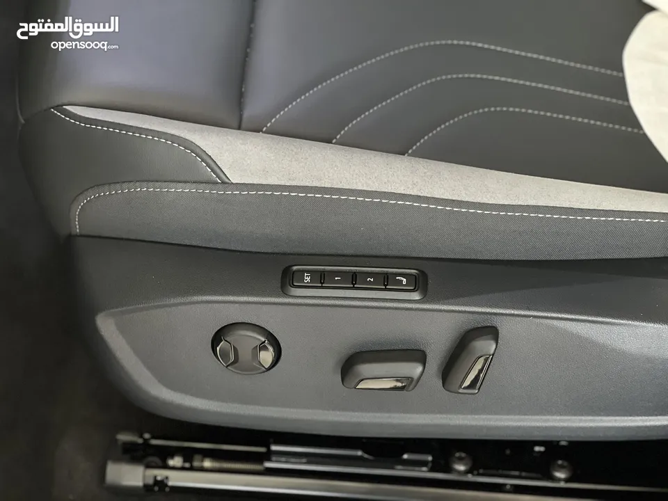VW ID4 CROZZ PRO 2024 PIANO BLACK أبيضّ لؤلؤي