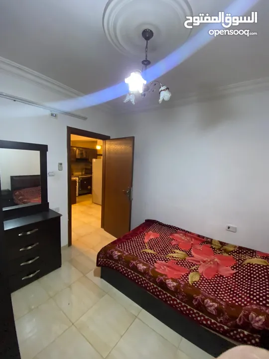 شقه مفروشه طابق ارضي مجهزة بالكامل غرفتين نوم وصاله ومطبخ وحمام وبرندة  شارع الجامعه طلاب اوطالبات