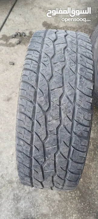 طقم كوتشوك و جنط مقاس 275/65/18 كوتشوك نص عمر نوع ماكسس AT للبيع بسعر 250 دينار