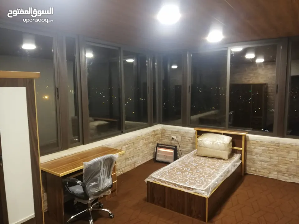 شقة طابق ارضي سوبر ديلكوس كما يوجد غرف مفروشة لطلاب الطب قرب مستشفى السلط الجديد