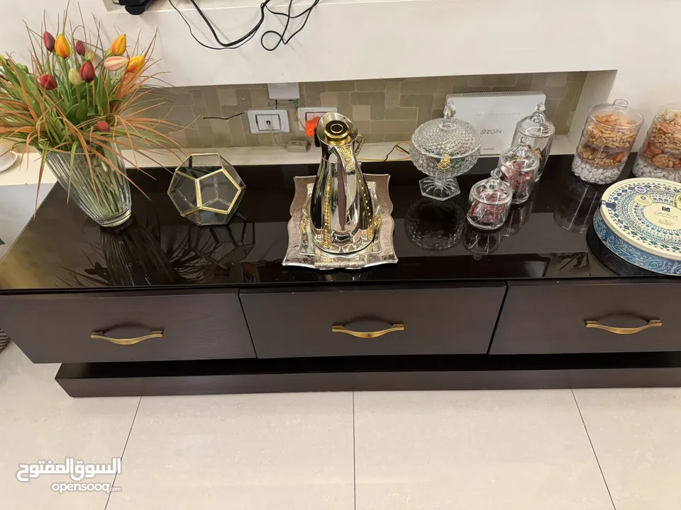 صالون قعدة كامل لون اخضر كامل من جميع الاتجاهات يحتوي على كنب ومفردات وطاولات وبرداي وسجادتين وطاولة