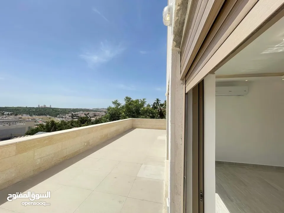 شقة طابقية (سكن خاص) للبيع بإطلالة (بانارومية) وجميلة جداً على السيتي مول وحدائق الحسين وقرب مكة مول