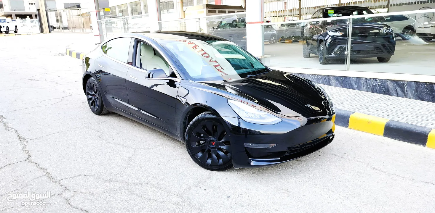 تيسلا 2020 model 3 فحص كامل اوتوسكور +B بحالة الوكالة لون مميز غرفة بيضا ممشى قليل للبيع بسعر محرووق