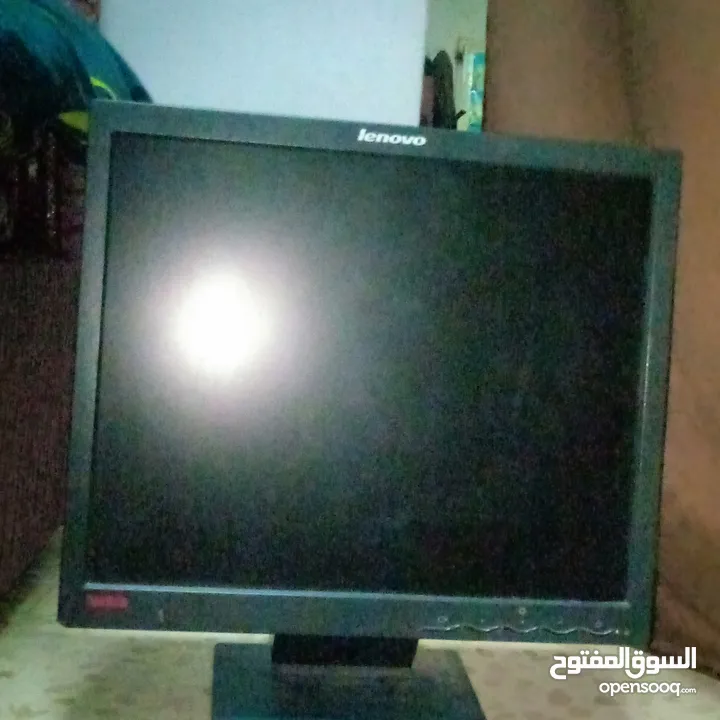 شاشه   Lenovo thinkvisio لا تاخذ مساحه كبيره من المكتب