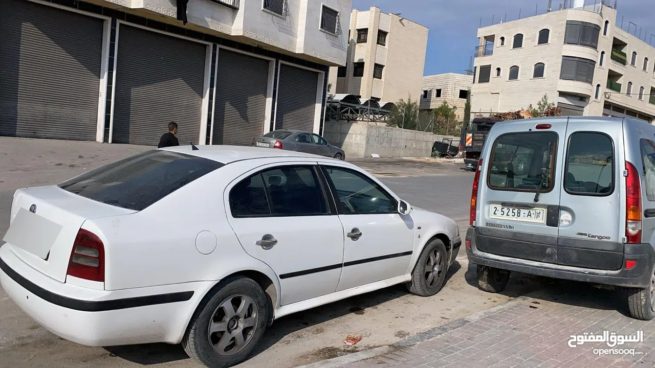 سكودا للبيع مكسور عليها سنتين والماتور بدو تسجيل...20000
