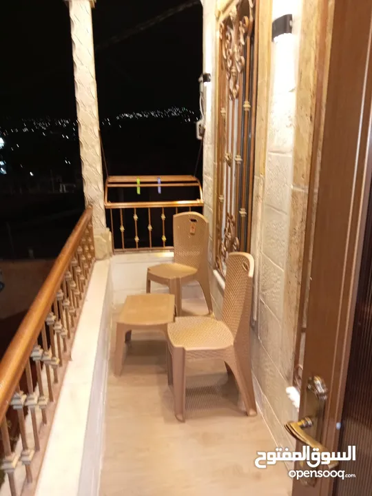 شقة مع مسبح داخلي طابق اول طابق ثاني غرفتين نوم وصاله ومطبخ وحمام عدد2 وبلكونه. طابق استديوامع ترس