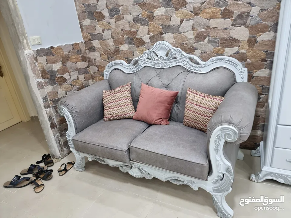 غرفة ضيوف مع طاولة سفرة خشب زان ممتاز