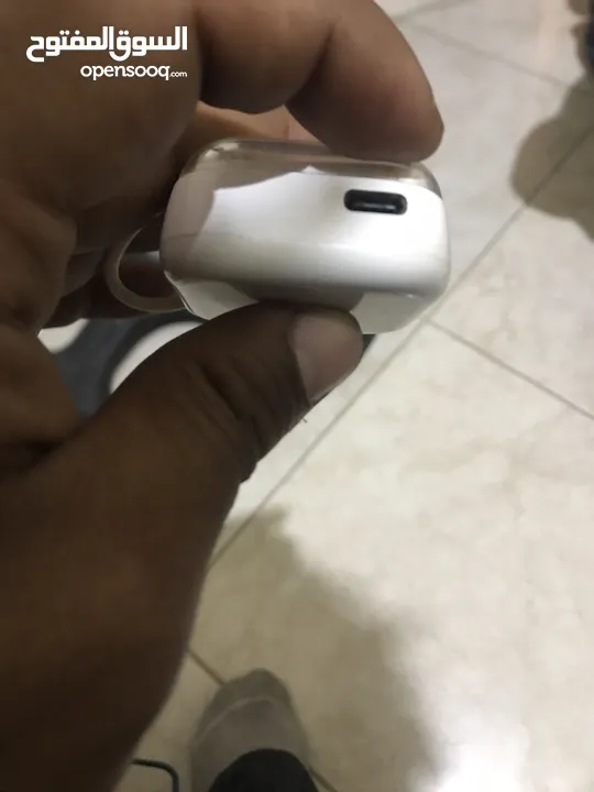 سماعات ايربودز  نوعيه ممتازه جدا جدا اشتريتها 35 دينار وبدي ابيعها 20 دينار سماعات عضم ومريحات لإذن