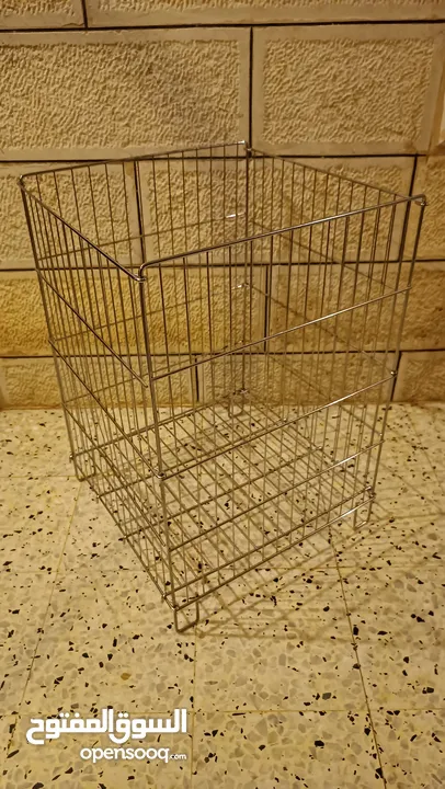 رفوف خشب وزجاج