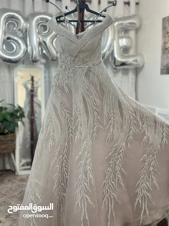 فستان سهرة فضي لامع ببطانة نهدي فاتح  مميز و ثقيل يناسب اخت عروس او اخت عريس  قماشته واقفة و جميلة