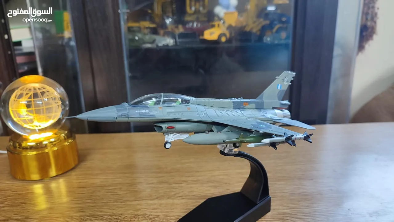 نموذج طائرة حديد F16