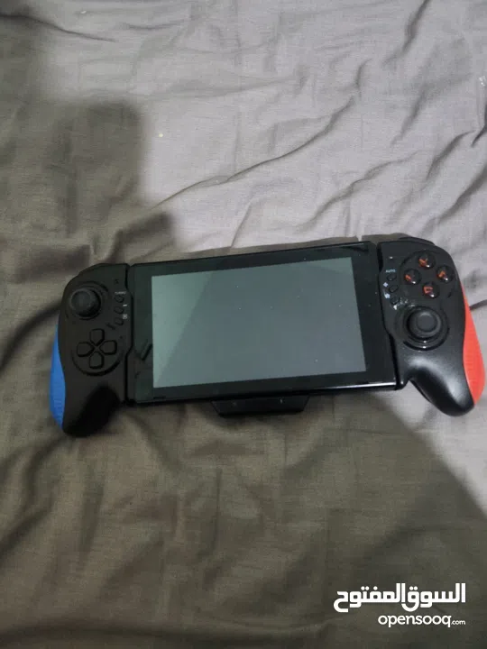 نينتندو سويتش مع كينترولارنينتندو سويتش مع كينترولارنينتندو سويتش مع كينترولار