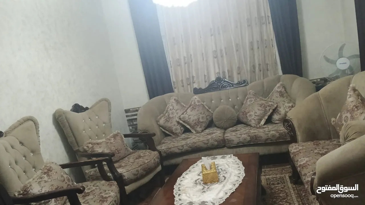 طقم كنب للبيع بحالة الجيدة مع 3 طاولات