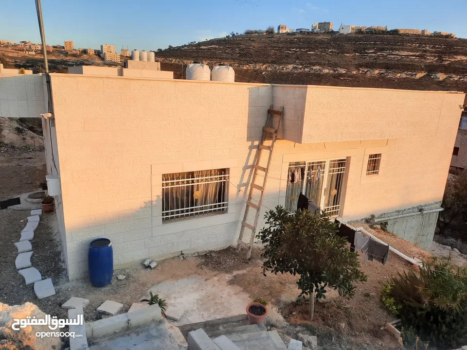 بيت مستقل وقوشان مستقل بناء حديث واجهتين حجر