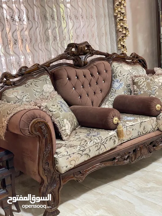 طقم كنب 7 مقاعد شبه جديد مع طربيزات
