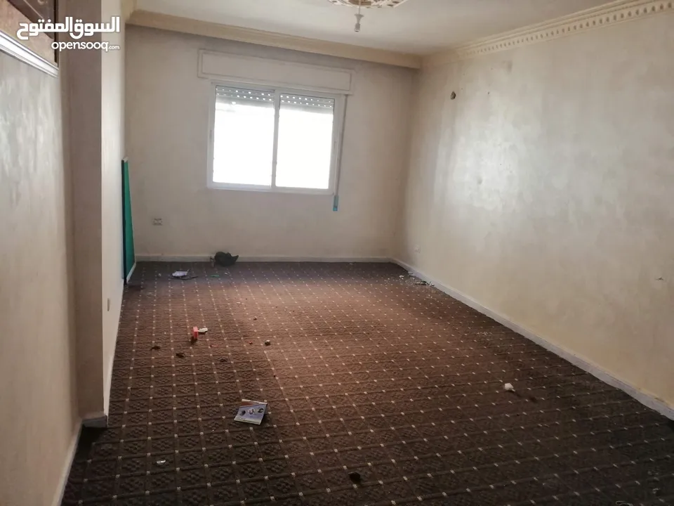شقة للبيع في ماركا الجنوبية نادي السباق شيك المطار 3 غرف ومطبخ خشب بلوط وصالون و2 حمام وحماية راكبه