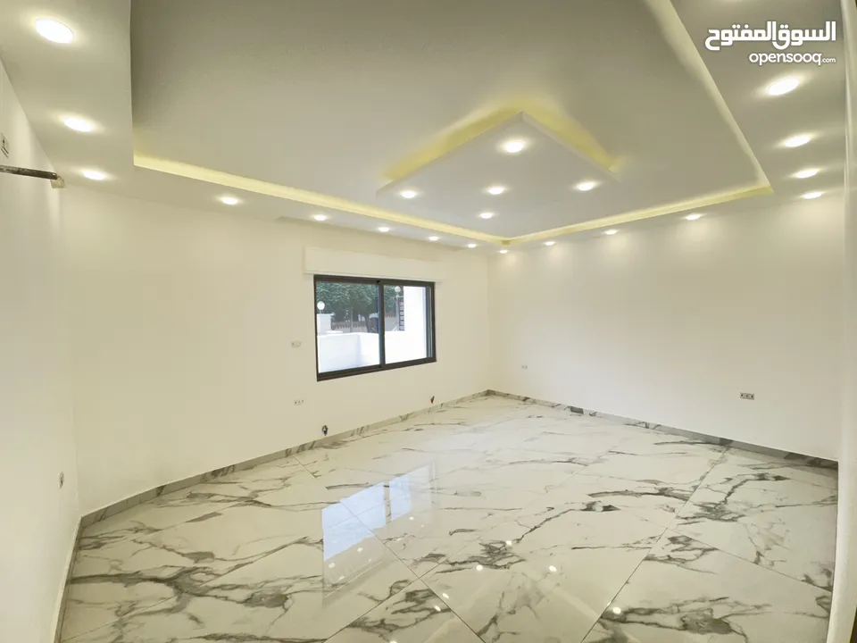 شقة فاخره للبيع بأجمل مناطق البنيات بمساحة 227م بسعر مميز طابق تسوية (ارضيه من الجهة الأخرى)
