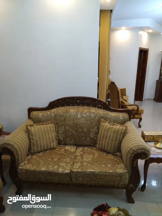 بيع  طقم ضيوف عشره مقاعد مكون من ثلاثيه ومجوزتين وثلاث مفارد استعمال قليل.مع برادي عدد2 عرض 290