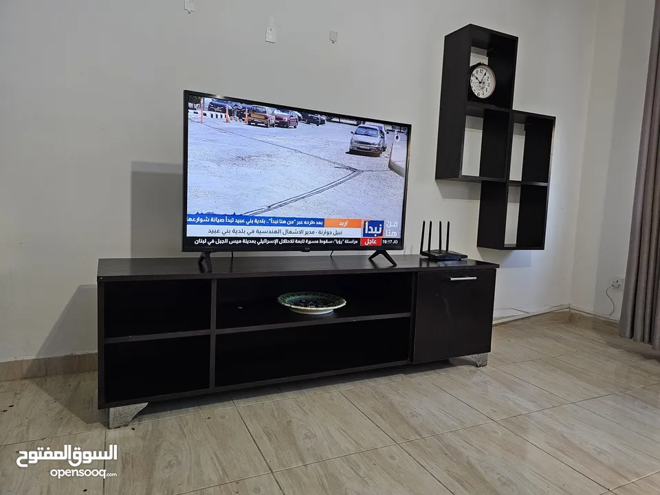 طاولة تلفزيون مع رفوف ديكور خشب ثقيل