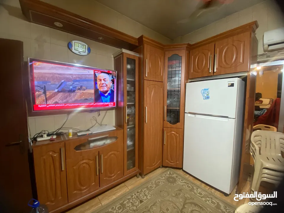 مطبخ كامل وخزانة كبيرة طابقين اللمينيوم وتحق طاولة تلفزيون وخزانة متل الكونسل