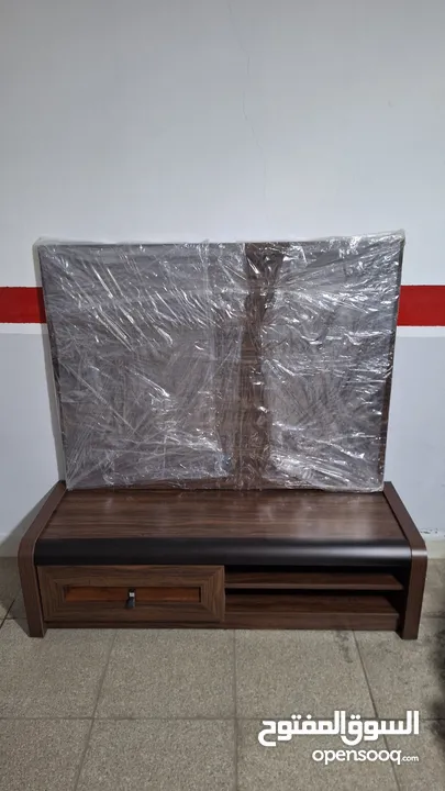 طاوله تلفزيون مع ظهر خشب جديده للبيع