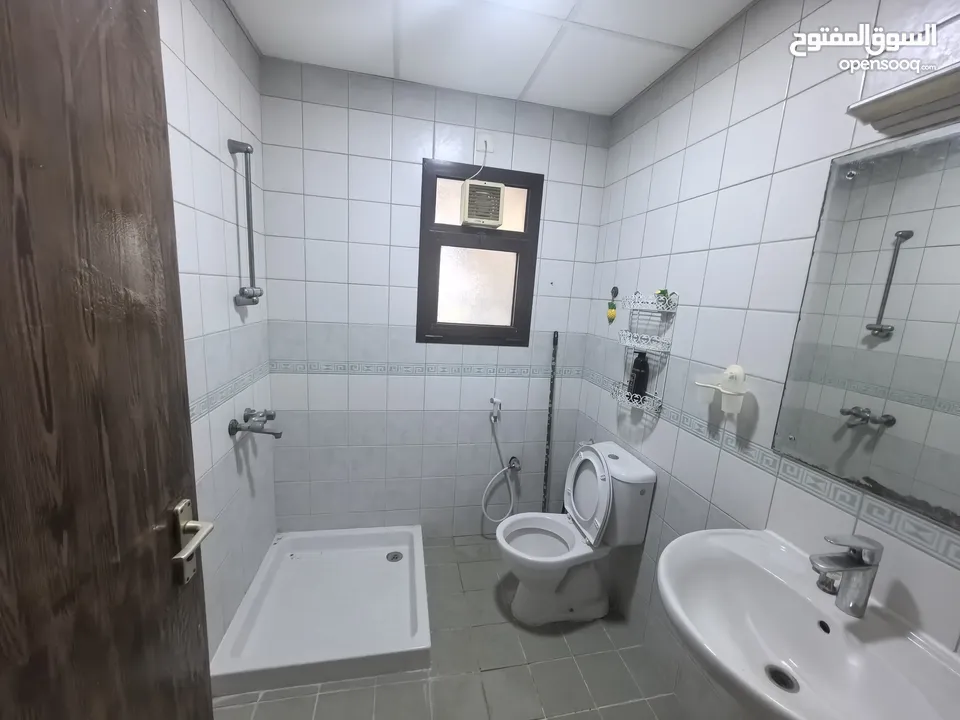 للبيع شقة سكنية سكنية اطلالة بحرية في الطابق الرابع منطقه ام الحصم