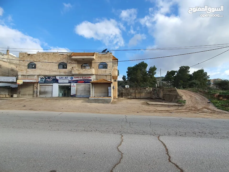 عمارة تجارية و سكنية  في جرش للبيع العمارة على شارعين    شارع رئيسي و شارع فرعي في منطقة حيوية