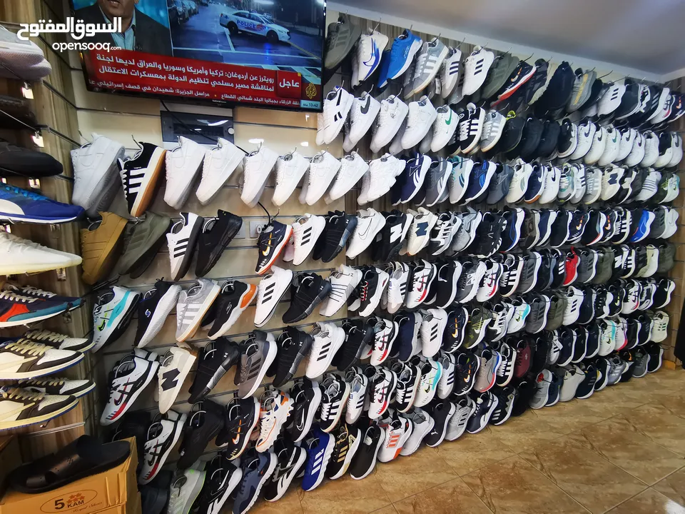 محل أحذيه بكامل الديكور والمعدات والأحذيه