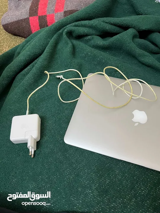 Macbook Air 2017مستعمل بحاله ممتازه ونظيف جدا عليه نظامين الماك و الويندوز