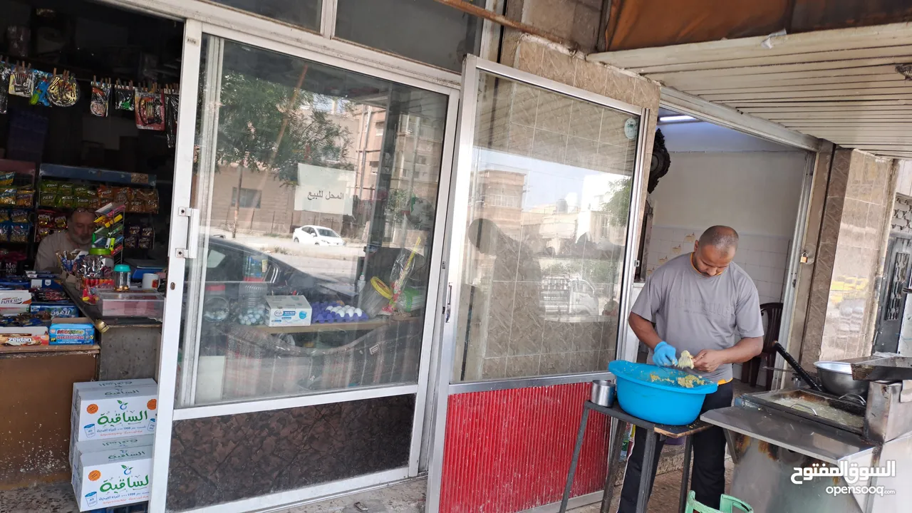 دكان برسم البيع مع البضاعة و الرفوف و باب المنيوم و قارمة بجانب مطعم و مخبز