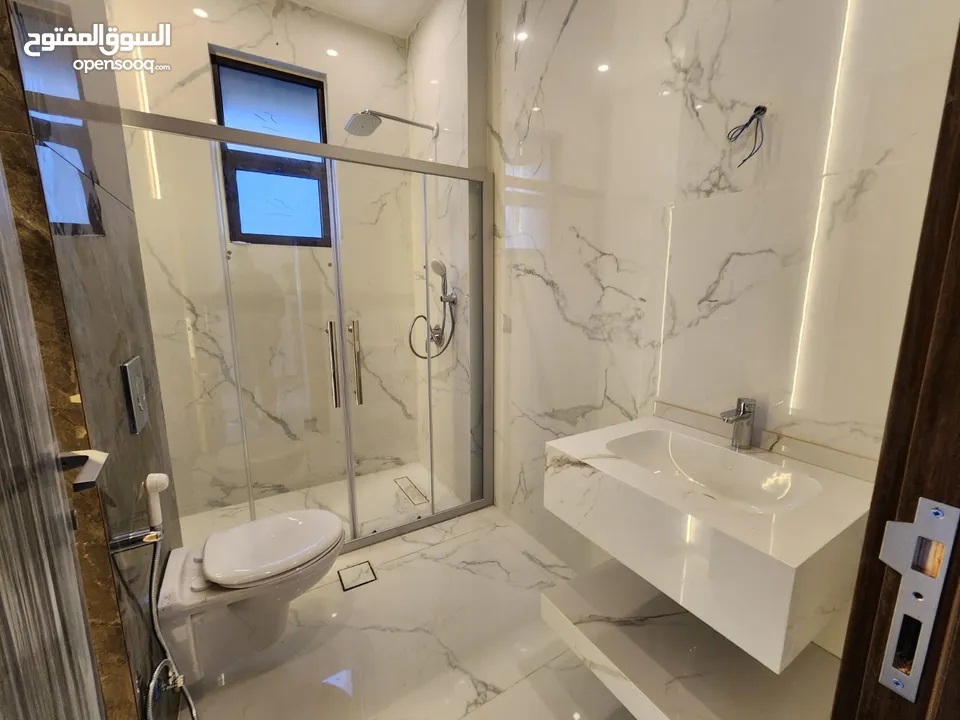 شقة طابقية فاخرة للبيع في عبدون  ref : 14383