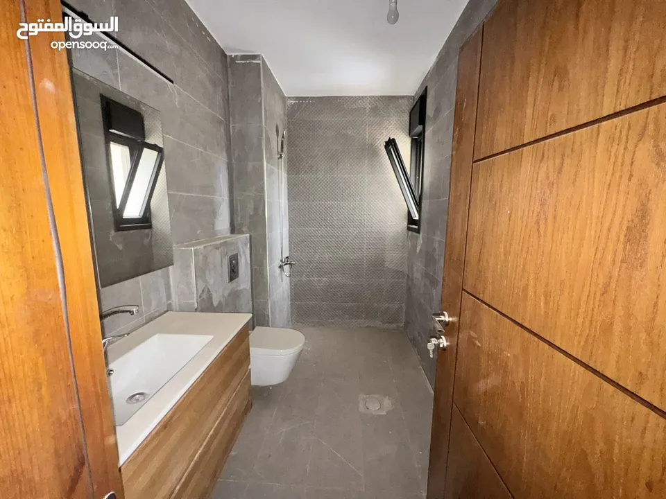 شقة للبيع في عين منجد جديدة مع مطبخ