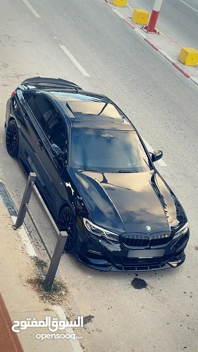 BMW 330i بالكرتونة