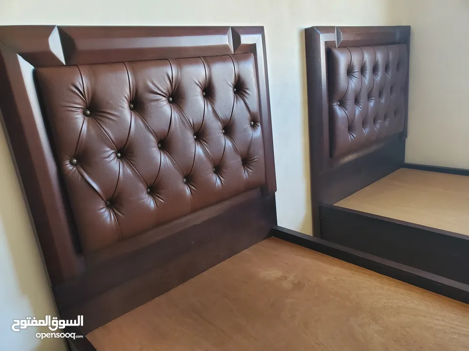 تختين مفرد خشب مع لوح خشبي بحاله الوكاله