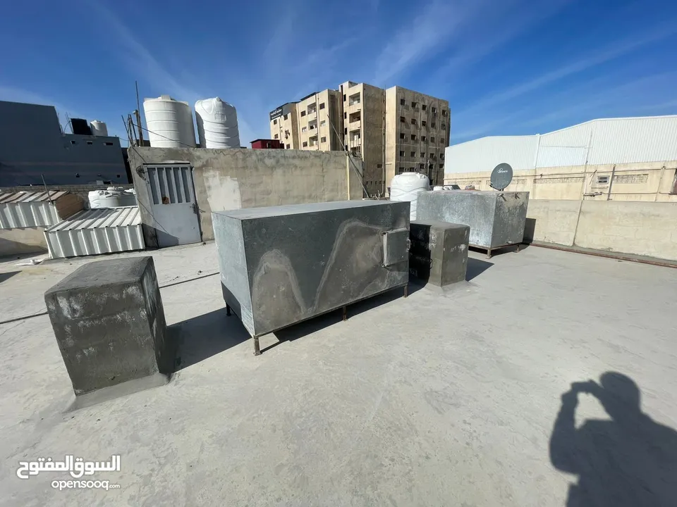 نشتري تنك الحديد المترين  واحنا بننزل عن الاسطح تنك المتر بسته بنشتري جميع انواع الاثاث