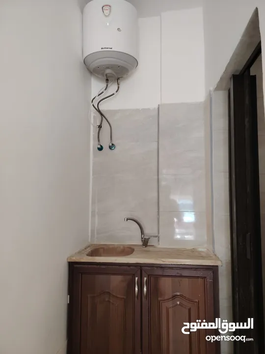 مستودع   و محل مقسم بمنطقه حيوية للايجار بدر الجديده