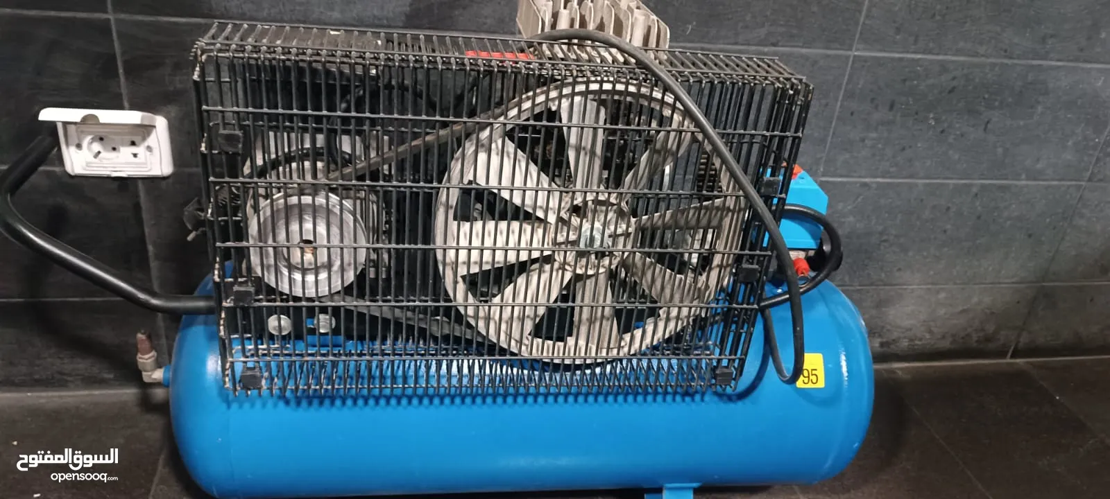 كمبريسور هواء شبه جديد للبيع
